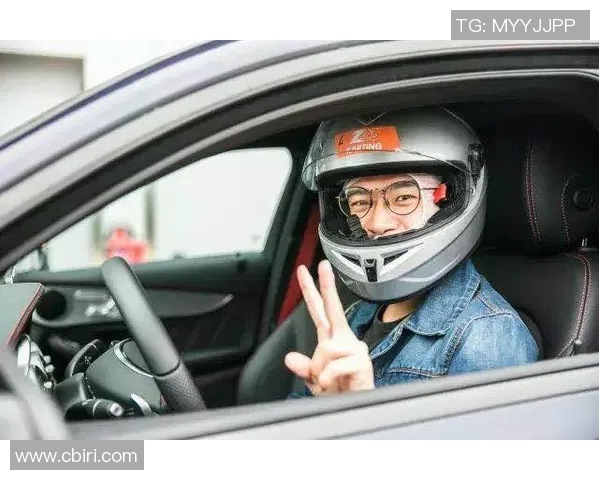 足球明星驾驶R8驰骋赛道展现速度与激情的完美结合